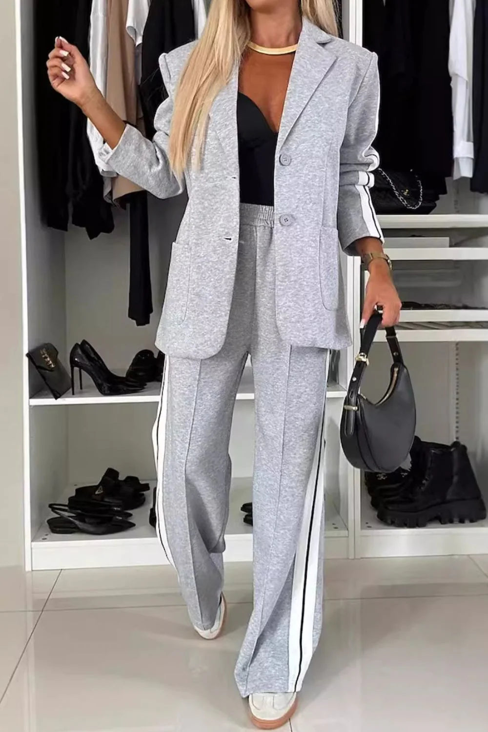 Chic Women's Suit - Relaxed Blazer and Wide-Leg Pant Set with Sporty Stripe 0